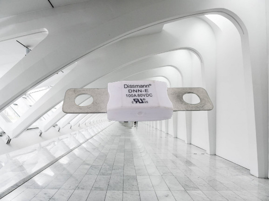 Bezpiecznik ceramiczny typu śrubowego 32VDC Średni rozmiar Płaski typ DC2700A Zdolność wyłączania