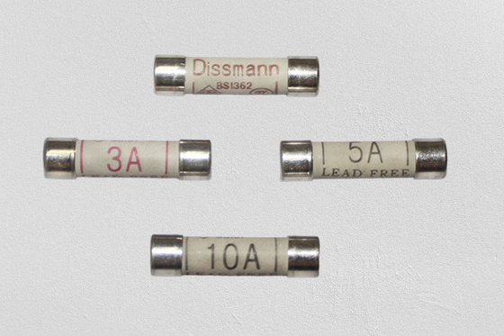 Bezpiecznik górny 240VAC z czarną wtyczką, Bezpiecznik Bs1362 10a Materiał ceramiczny